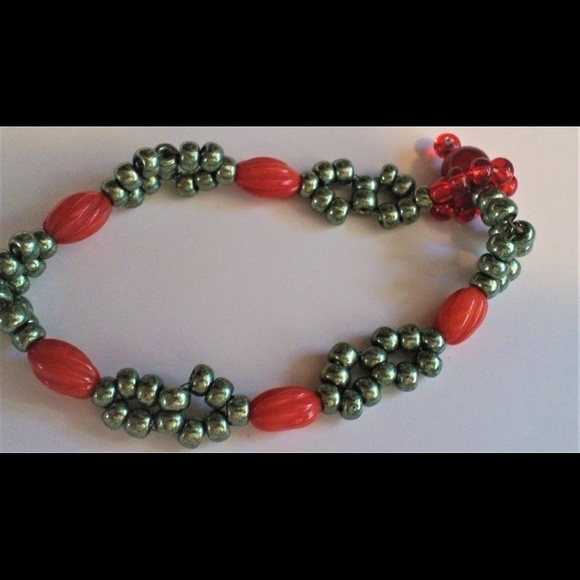 Red and green glass bead bracelet - Picture 5 of 5